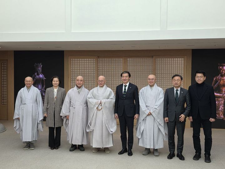 [서울=뉴시스]조국 대표를 비롯한 조국혁신당 지도부는 이날 오후 서울 종로구 조계사를 방문해 진우스님을 예방했다. (사진=조국혁신당 제공) 2026.01.21. photo@newsis.com *재판매 및 DB 금지