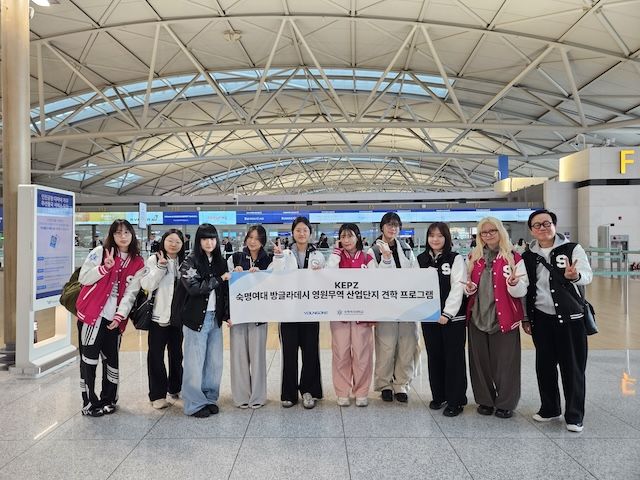 [서울=뉴시스] 숙명여대 파견단이 기념 사진을 촬영하고 있다. (사진=숙명여대 제공) 2026.01.21. photo@newsis.com *재판매 및 DB 금지