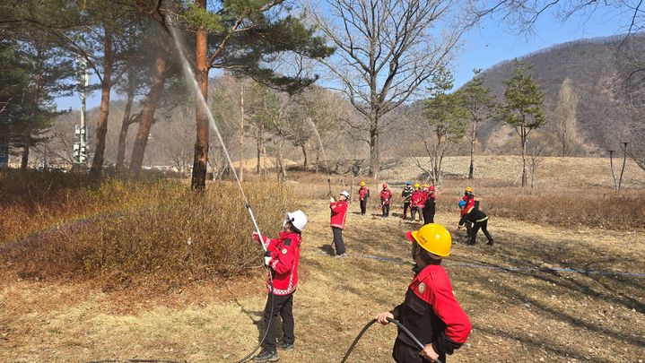 산불진화대 활동. (사진=가평군 제공) photo@newsis.com *재판매 및 DB 금지
