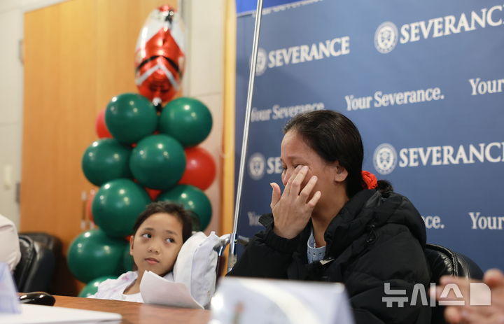 [서울=뉴시스] 조안나의 어머니가 감사 편지를 읽으며 눈물을 훔치고 있다. (사진= 세브란스병원 제공)
