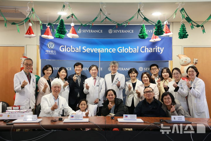 [서울=뉴시스] 앞줄 왼쪽부터 김동석 교수와 조안나, 조안나의 어머니, 이정현 선교사 등이 모여 사진을 찍고 있다.(사진= 세브란스병원 제공)