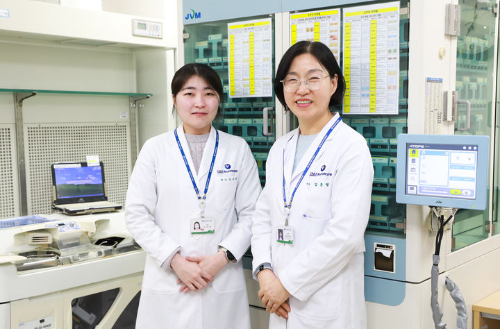 [대전=뉴시스] 충남대병원 약제부 소속 약사 2명이 한국병원약사회가 주관한 '제3회 국가 공인 전문 약사 자격시험'에 최종 합격했다. (사진=충남대학교병원 제공) 2026.01.21. photo@newsis.com *재판매 및 DB 금지