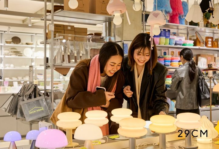 이구홈 성수에서 외국인 관광객이 브랜드 '일광전구' 상품을 보고 있다.(사진=29CM 제공) *재판매 및 DB 금지