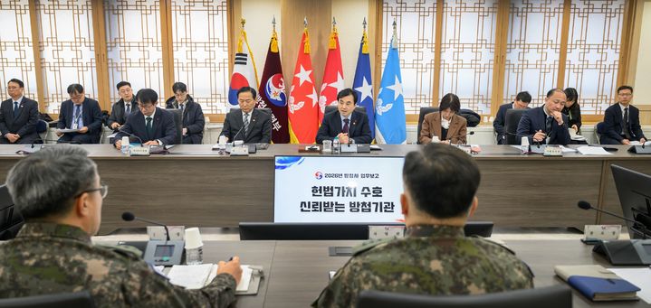 [서울=뉴시스] 안규백 국방부장관이 1월 21일 오전 국군방첩사령부에서 실시된 정보·수사기관 업무보고에서 방첩사의 보고를 받고 있다. (사진=국방부 제공) 2026.01.21. photo@newsis.com *재판매 및 DB 금지