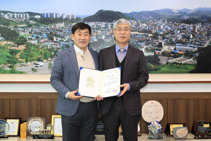 21일 권정복(왼쪽) 삼척시의회 의장이 김윤경 변호사에게 법률고문 위촉식을 진행하고 있다.(사진=삼척시의회 제공) *재판매 및 DB 금지