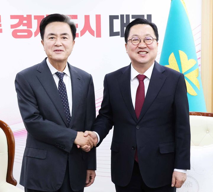 [대전=뉴시스] 조명휘 기자 = 이장우(오른쪽) 대전시장과 김태흠 충남지사가 21일 대전시청 응접실에서 만나 대전충남 통합에 대해 의견을 나누기에 앞서 기념사진을 찍고 있다. (사진= 대전시 제공) 2026.01.21. photo@newsis.com *재판매 및 DB 금지