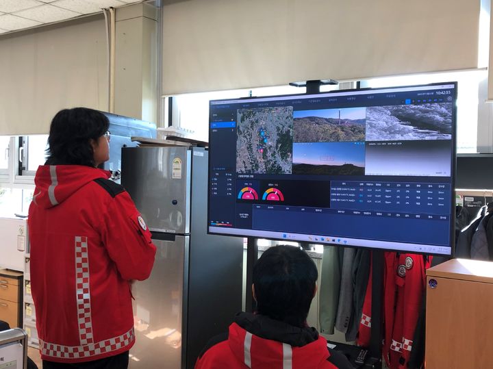 [광명=뉴시스]산불방치대책본부 소속 직원들이 AI 산불감시 카메라가 전송하는 정보를 통해 산불을 실시간으로 감시하고 있다.(사진=광명시 제공)2026.01.21.photo@newsis.com *재판매 및 DB 금지