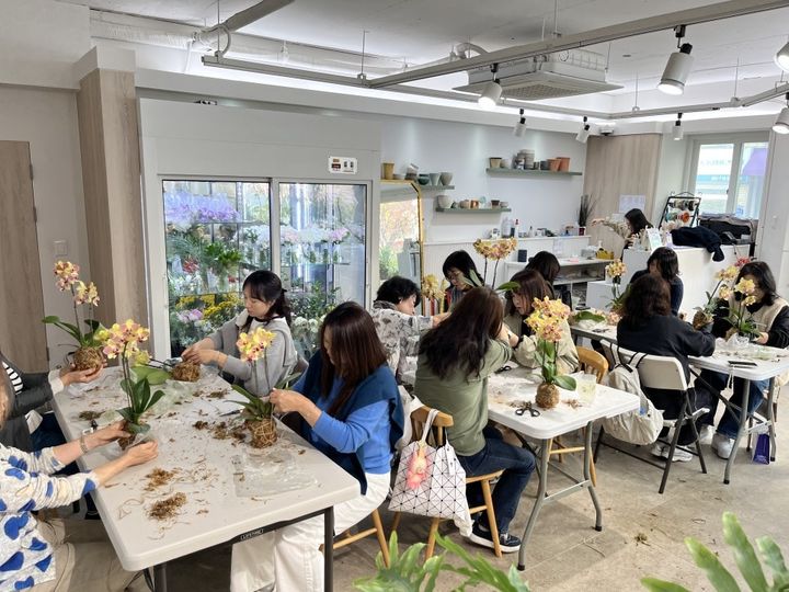 [울산=뉴시스] 울산시 남구가 구민의 삶 전반에 학습이 자연스럽게 스며드는 평생학습도시 조성을 위해 '2026년 평생교육 운영계획'을 수립해 본격 추진한다. 사진은 지난해 남구가 운영한 평생교육 프로그램 '꽃꽂이 클래스' (사진=울산 남구 제공) photo@newsis.com *재판매 및 DB 금지