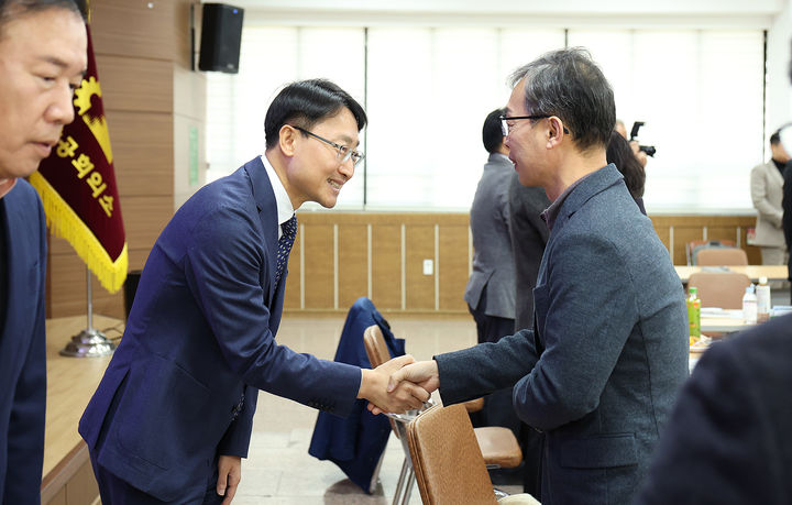 국세청장, 수출 중기 만나 "법인세 납기 연장 정기 세무조사 유예"