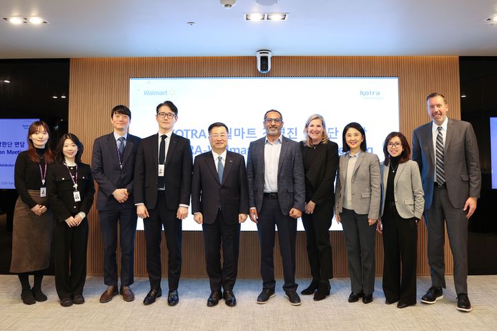 [서울=뉴시스] 강경성 코트라 사장(왼쪽 다섯 번째)이 지난 20일 서울 서초 코트라 본사에서 월마트 경영진 방한단과 소비자 수출 확대 및 미국 유통망 진출 관련 면담 후 기념 촬영을 하고 있다. (사진=코트라 제공) 2026.1.22. photo@newsis.com *재판매 및 DB 금지