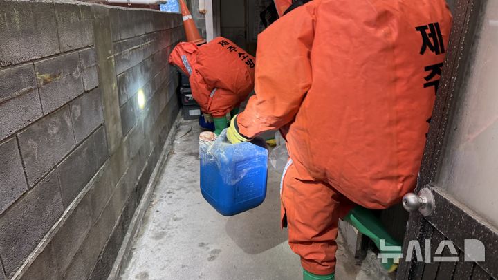 [제주=뉴시스] 21일 오후 제주시 용담동 소재 자동차배터리 업체에서 황산이 누출돼 소방당국이 안전조치에 나서고 있다. (사진=제주소방안전본부 제공) 2026.01.21. photo@newsis.com