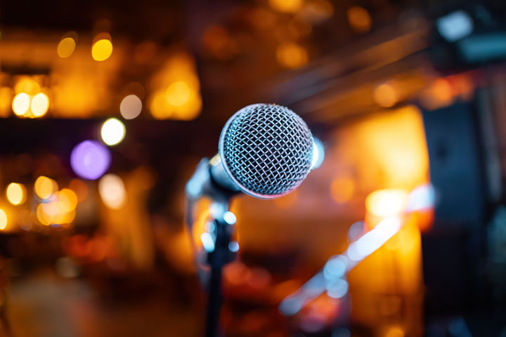 '전 여친' 이름 넣어 노래했다고…마이크 던져 친구 실명