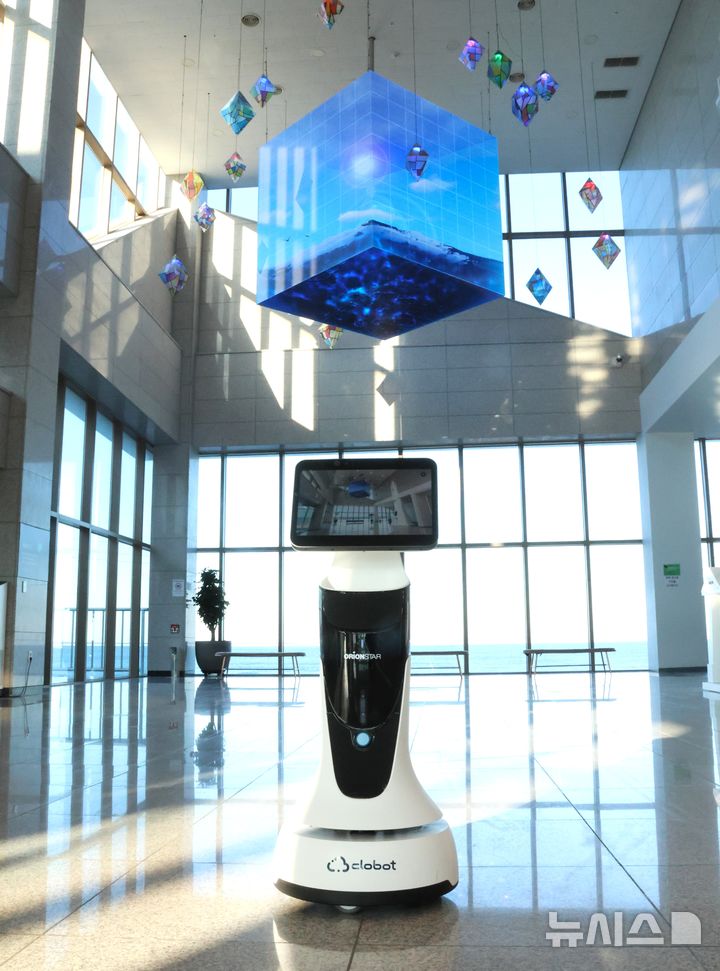 [포항=뉴시스] 송종욱 기자 = 국립등대박물관의 전시 해설과 박물관을 안내하는 등대봇. (사진=국립등대박물관 제공) 2026.01.21. photo@newsis.com 