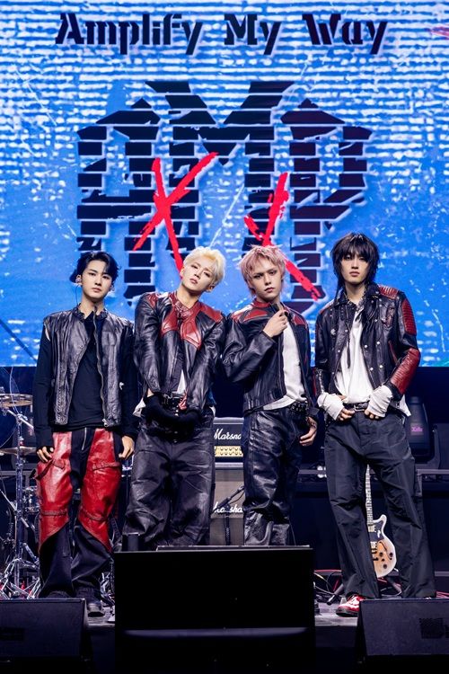 [서울=뉴시스] 밴드 '에이엠피'(AxMxP)가 21일 서울 서대문구 예스24 원더로크홀에서 열린 첫 번째 미니 앨범 '앰플리파이 마이 웨이'(Amplify My Way) 발매 기념 쇼케이스에서 포즈를 취하고 있다. (사진=FNC 엔터테인먼트 제공) 2026.01.21. photo@newsis.com *재판매 및 DB 금지