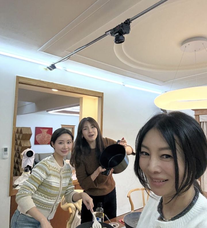 [서울=뉴시스] (왼쪽부터) 배우 한그루·정가은·황신혜. (사진=황신혜 인스타그램 캡처) 2026.01.21. photo@newsis.com *재판매 및 DB 금지