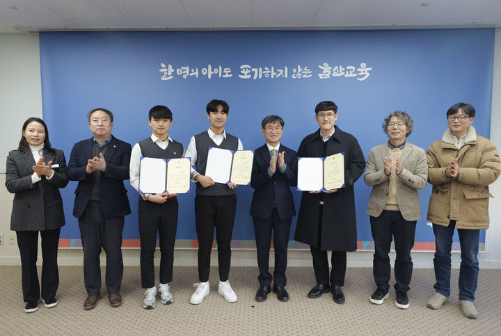 [울산=뉴시스] 천창수 울산교육감이 21일 접견실에서 고헌중 김우빈 교사, 대송고 윤재준 학생, 화암고 문현서 학생에게 '안전 문화 확산 유공자 표창'을 수여하고 관계자들과 기념사진을 찍고있다. (사진=울산시교육청 제공) 2026.01.21. photo@newsis.com *재판매 및 DB 금지