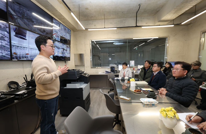 [세종=뉴시스] 농촌진흥청은 이승돈 청장이 21일 전북 정읍시 스마트 양돈농가를 방문해 돈사와 냄새 저감 장치, 분뇨처리시설 등 주요 시설을 점검했다고 밝혔다. (사진=농진청 제공) 2026.01.21. photo@newsis.com *재판매 및 DB 금지