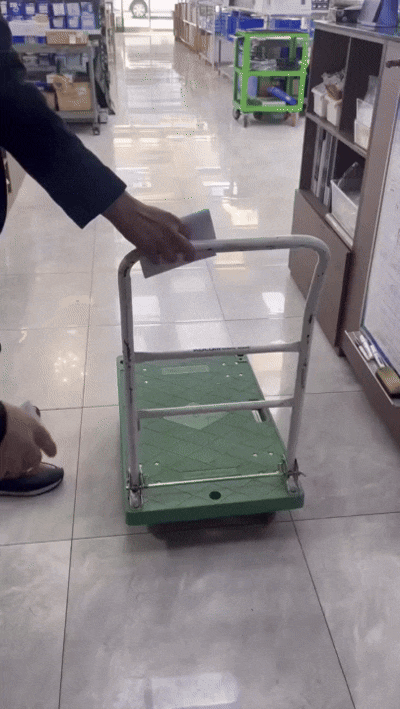 [부산=뉴시스] 진민현 기자 = 19일 부산 사상~하단선 공사 구간 인근 한 상가 건물에서 지반 침하로 이동식 운반대가 저절로 움직이고 있다. 해당 건물 앞 횡단보도에서는 지난해 8월 대형 땅꺼짐(씽크홀)이 발생했다. 2026.01.19. truth@newsis.com