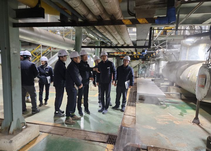 [부산=뉴시스] 이근희 부산환경공단 이사장이 부산 해운대구 그린시티에 있는 에너지사업소를 방문해 안전 점검을 하고 있다. (사진=부산환경공단 제공) 2026.01.21. photo@newsis.com *재판매 및 DB 금지