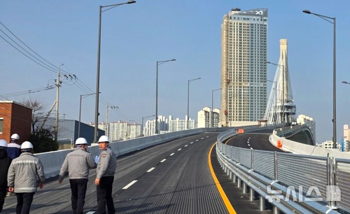 [포항=뉴시스] 송종욱 기자 = 오는 30일 해오름대교 임시 개통을 앞두고 예비 준공 검사와 현장 점검 모습. (사진=포항시 제공) 2026.01.21. photo@newsis.com