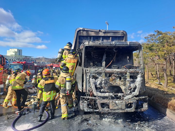 [군산=뉴시스] 21일 낮 12시11분께 전북 군산시 성산면의 서해안고속도로 하행선 방면 군산휴게소에 정차된 트럭에서 불이 나 트럭이 소훼돼 있다. (사진=전북도소방본부 제공) 2026.01.21. photo@newsis.com *재판매 및 DB 금지