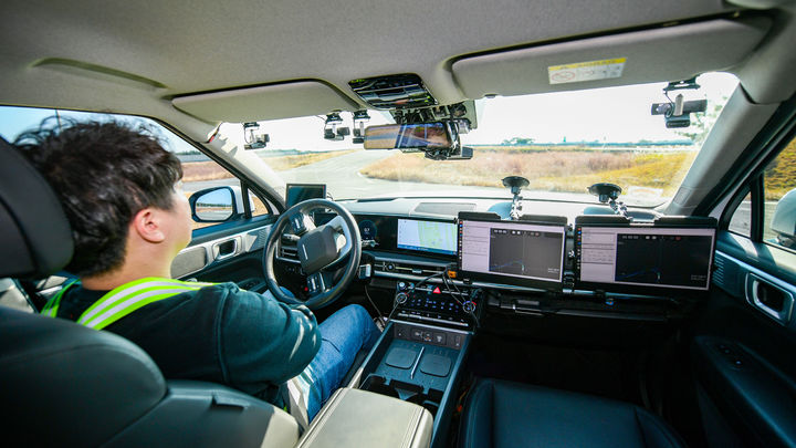 [서울=뉴시스] 현대모비스 연구원이 자율주행 차량을 운행하고 있는 모습. (사진=현대모비스 제공) 2026.01.22 photo@newsis.com *재판매 및 DB 금지