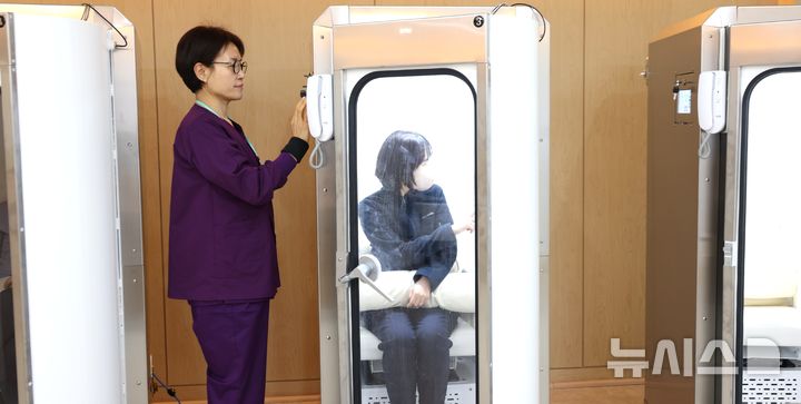 [포항=뉴시스] 경북 포항세명기독병원 고압산소치료실에서 환자 치료 모습. (사진=포항세명기독병원 제공) 2026.01.21. photo@newsis.com