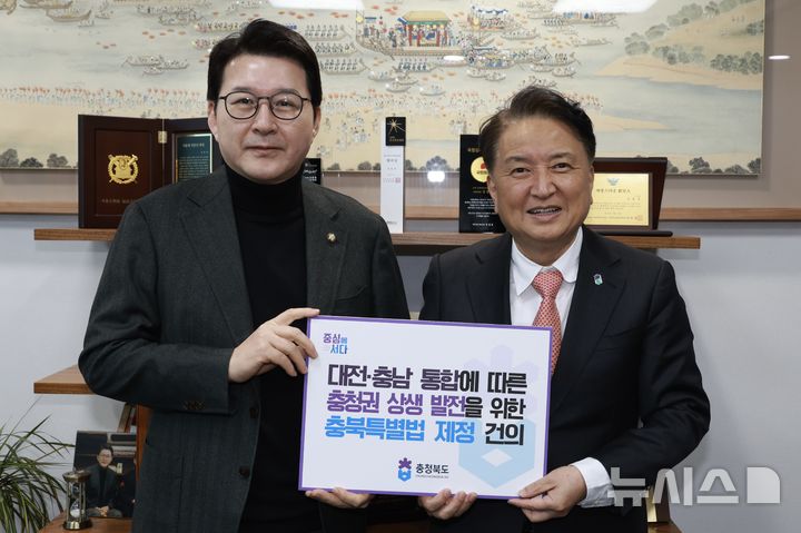 [청주=뉴시스] 21일 국회에서 신동욱 국민의힘 최고위원과 만난 김영환 충북지사. (사진=충북도 제공) 