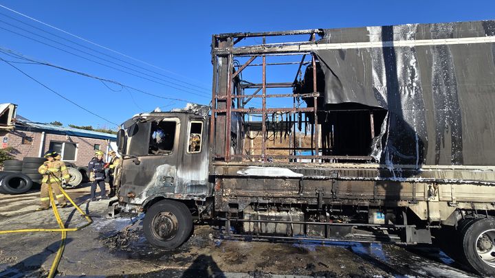[울산=뉴시스] 21일 오후 울산 북구 중산동에 주차돼 있던 트럭에서 불이 나 소방당국이 사고를 수습하고 있다. 2026.01.21. (사진=울산소방본부 제공) photo@newsis.com *재판매 및 DB 금지