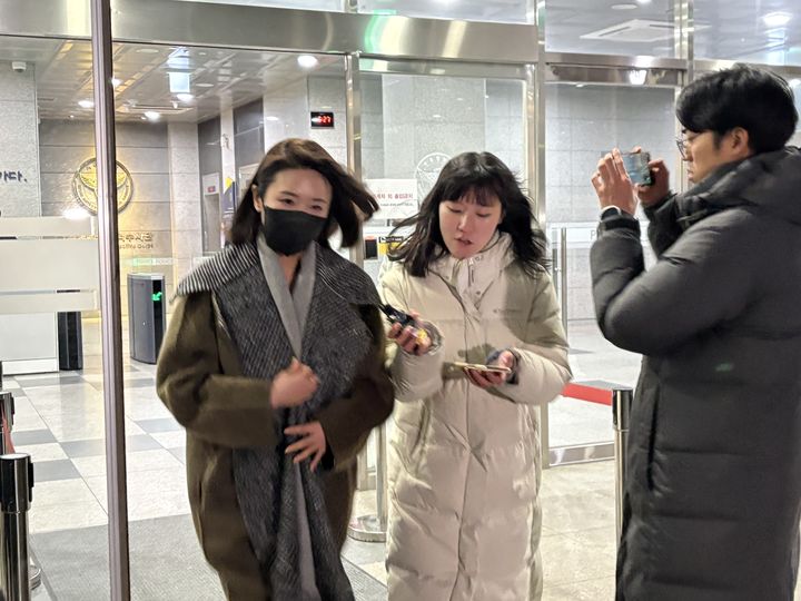 [서울=뉴시스] 권민지 수습기자 = 김병기 무소속 의원의 측근으로 거론되는 이지희 서울 동작구의회 부의장이 21일 오후 조사를 마치고 서울 마포구 서울경찰청 광역수사단 청사를 나서고 있다. 2026.01.21. ming@newsis.com *재판매 및 DB 금지