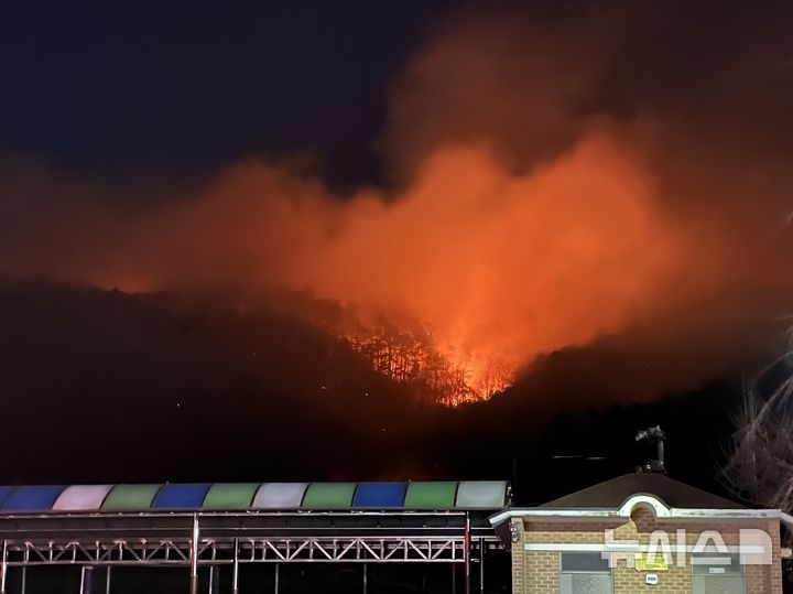 [광양=뉴시스] 21일 오후 3시2분께 광양시 옥곡면 한 주택에서 난 불이 주변 야산으로 번지고 있다. (사진 = 전남소방본부 제공) 2026.01.21. photo@newsis.com