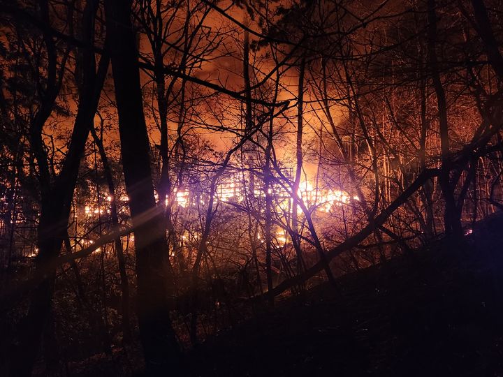 부산 기장군 공장 불 인근 야산으로 번져…대응 2단계