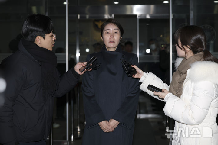 [서울=뉴시스] 김근수 기자 = 공천헌금 1억원 수수 의혹을 받고 있는 강선우 무소속 의원이 21일 새벽 서울 마포구 서울경찰청 공공범죄수사대에 피의자 신분으로 조사를 마치고 밖으로 나서며 취재진의 질문에 답하고 있다. 2026.01.21. ks@newsis.com