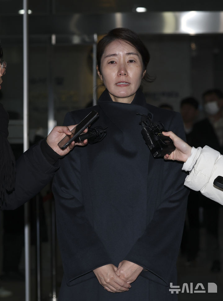 [서울=뉴시스] 김근수 기자 = 공천헌금 1억원 수수 의혹을 받고 있는 강선우 무소속 의원이 21일 새벽 서울 마포구 서울경찰청 공공범죄수사대에 피의자 신분으로 조사를 마치고 밖으로 나서며 취재진의 질문에 답하고 있다. 2026.01.21. ks@newsis.com