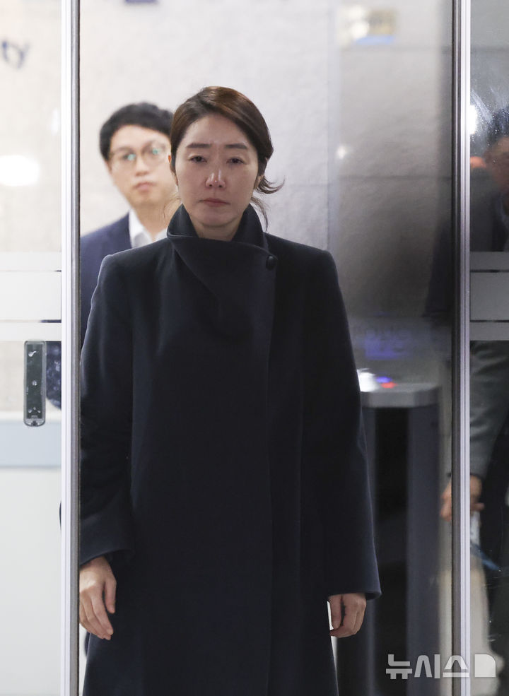 [서울=뉴시스] 김근수 기자 = 공천헌금 1억원 수수 의혹을 받고 있는 강선우 무소속 의원이 21일 새벽 서울 마포구 서울경찰청 공공범죄수사대에 피의자 신분으로 조사를 마친 뒤 밖으로 나서고 있다. 2026.01.21. ks@newsis.com