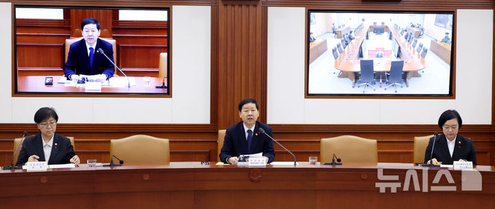 [서울=뉴시스] 추상철 기자 = 구윤철 부총리 겸 재정경제부 장관이 21일 오전 서울 종로구 정부서울청사에서 열린 경제관계장관회의에서 발언을 하고 있다. 2026.01.21. scchoo@newsis.com