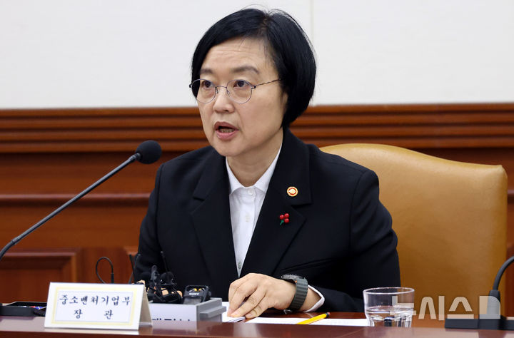 [서울=뉴시스] 추상철 기자 = 한성숙 중소벤처기업부 장관이 지난 21일 오전 서울 종로구 정부서울청사에서 열린 경제관계장관회의에서 발언을 하고 있다. 2026.01.29. scchoo@newsis.com