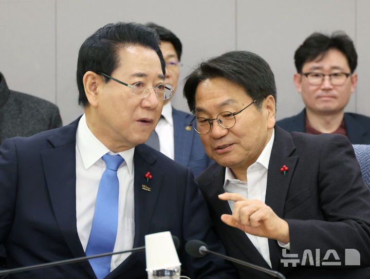 [서울=뉴시스] 김금보 기자 = 김영록(왼쪽) 전남도지사와 강기정 광주광역시장이 21일 서울 여의도 국회 의원회관에서 열린 더불어민주당 광주전남 의원 행정통합 관련 조찬 간담회에서 논의를 하고 있다. 2026.01.21. kgb@newsis.com