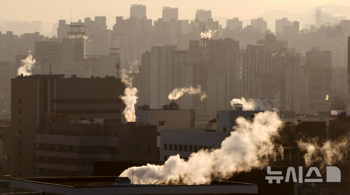 [서울=뉴시스] 추상철 기자 = 한파가 이어진 21일 오전 서울 도심 빌딩 위로 수증기가 피어오르고 있다. 2026.01.21. scchoo@newsis.com