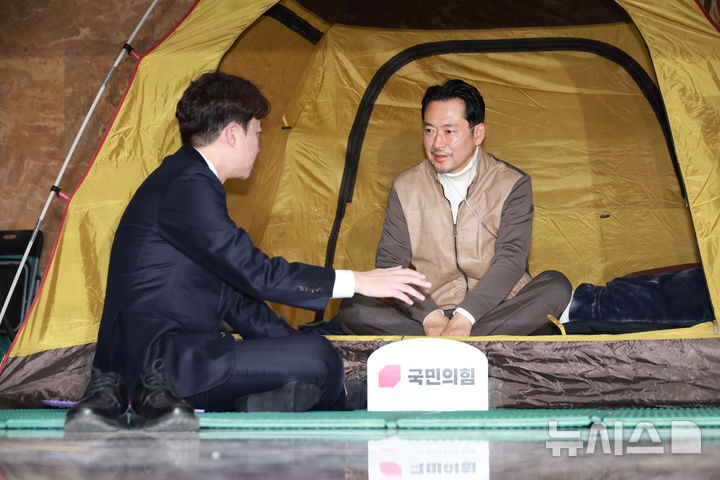 [서울=뉴시스] 고승민 기자 = 장동혁 국민의힘 대표가 21일 오전 서울 여의도 국회 로텐더홀에서 '민주당의 공천 뇌물·통일교 게이트 특검 수용'을 촉구하며 단식농성 중 이준석 개혁신당 대표와 대화를 하고 있다. 2026.01.21. kkssmm99@newsis.com