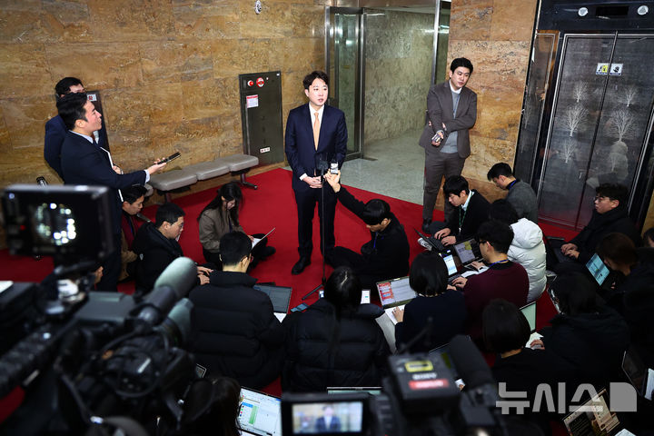 [서울=뉴시스] 김명년 기자 = 이준석 개혁신당 대표가 21일 오전 서울 여의도 국회에서 단식 농성 중인 장동혁 대표를 만난 뒤 취재진의 질문에 답변하고 있다. 2026.01.21. kmn@newsis.com