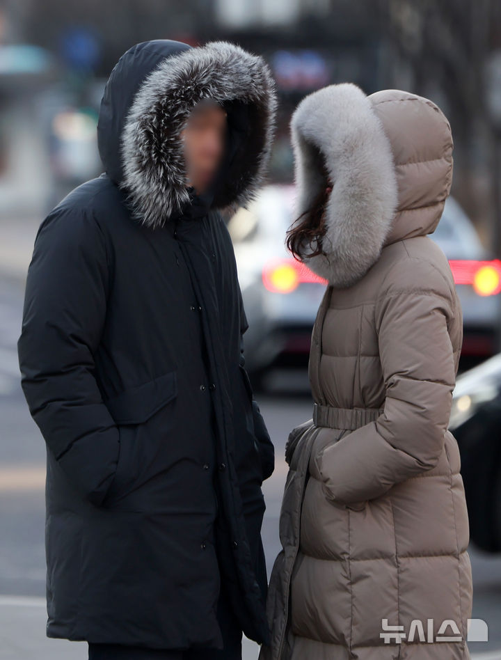[서울=뉴시스] 김선웅 기자 = 서울 최저기온이 -13도를 기록하며 한파가 이어진 21일 서울 종로구 세종대로에서 두꺼운 옷을 입은 시민들이 길을 걷고 있다. 2026.01.21. mangusta@newsis.com