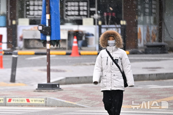 [광주=뉴시스] 이영주 기자 = 광주지역에 최대 5㎝ 적설량이 예보된 21일 오전 광주 북구 오치동 한 횡단보도에서 시민이 걸음을 재촉하고 있다. 2026.01.21. leeyj2578@newsis.com