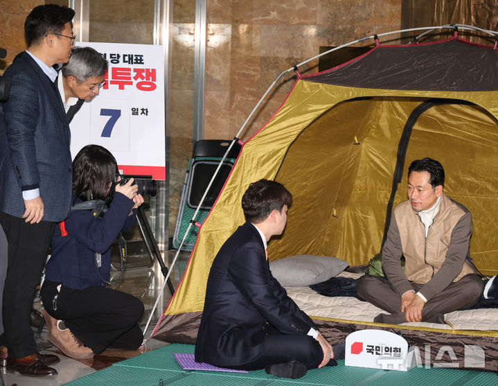 [서울=뉴시스] 김금보 기자 = 이준석 개혁신당 대표가 21일 오전 서울 여의도 국회 로텐더홀에서 '민주당 공천 뇌물·통일교 게이트 특검' 수용 촉구 단식투쟁을 하는 장동혁 국민의힘 대표를 찾아 악수하고 있다. 2026.01.21. kgb@newsis.com