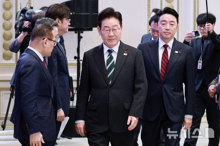 [서울=뉴시스] 고범준 기자 = 이재명 대통령이 21일 청와대 영빈관에서 열린 2026년 신년 기자회견에 입장하고 있다. 2026.01.21. bjko@newsis.com