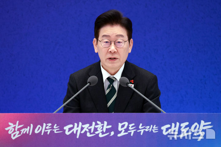 이 대통령 "북한이 핵 포기하겠나…현실 인정하고 실용적 접근해야"