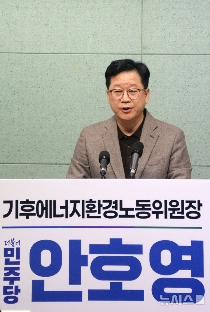 [전주=뉴시스] 김얼 기자 = 더불어민주당 안호영(완주군진안군무주군) 국회의원이 21일 전북 전주시 전북특별자치도의회 기자회견장에서 '공공의대-AI의료'와 관련한 기자회견을 열고 회견문을 낭독하고 있다. 2026.01.21. pmkeul@newsis.com