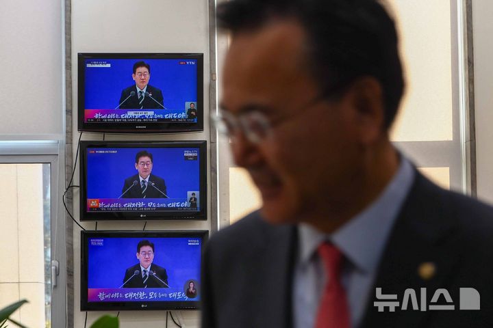 [서울=뉴시스] 김명년 기자 = 21일 오전 서울 여의도 국회 국민의힘 원내대표실에서 유상범 원내운영수석부대표 뒤로 이재명 대통령 신년 기자회견 장면이 화면에 나오고 있다. 2026.01.21. kmn@newsis.com