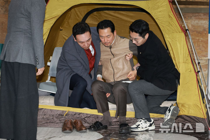 [서울=뉴시스] 고승민 기자 = 이레째 단식농성 중인 장동혁 국민의힘 대표가 21일 서울 여의도 국회 로텐더홀에서 의료진에게 검진을 받은 뒤 부축을 받으며 텐트에서 나오고 있다. 2026.01.21. kkssmm99@newsis.com