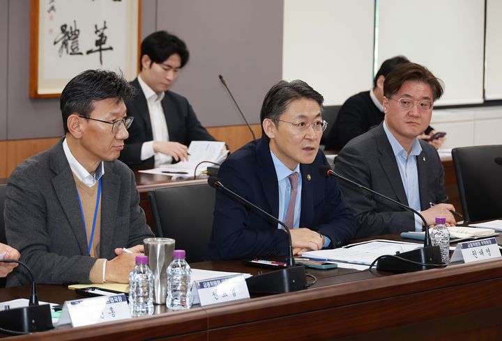 [서울=뉴시스] 권대영 금융위원회 부위원장이 21일 오전 서울 종로구 정부서울청사에서 열린 금융업권 생산적 금융협의체에 참석해 발언하고 있다. (사진=금융위원회 제공) 2026.01.21. photo@newsis.com *재판매 및 DB 금지